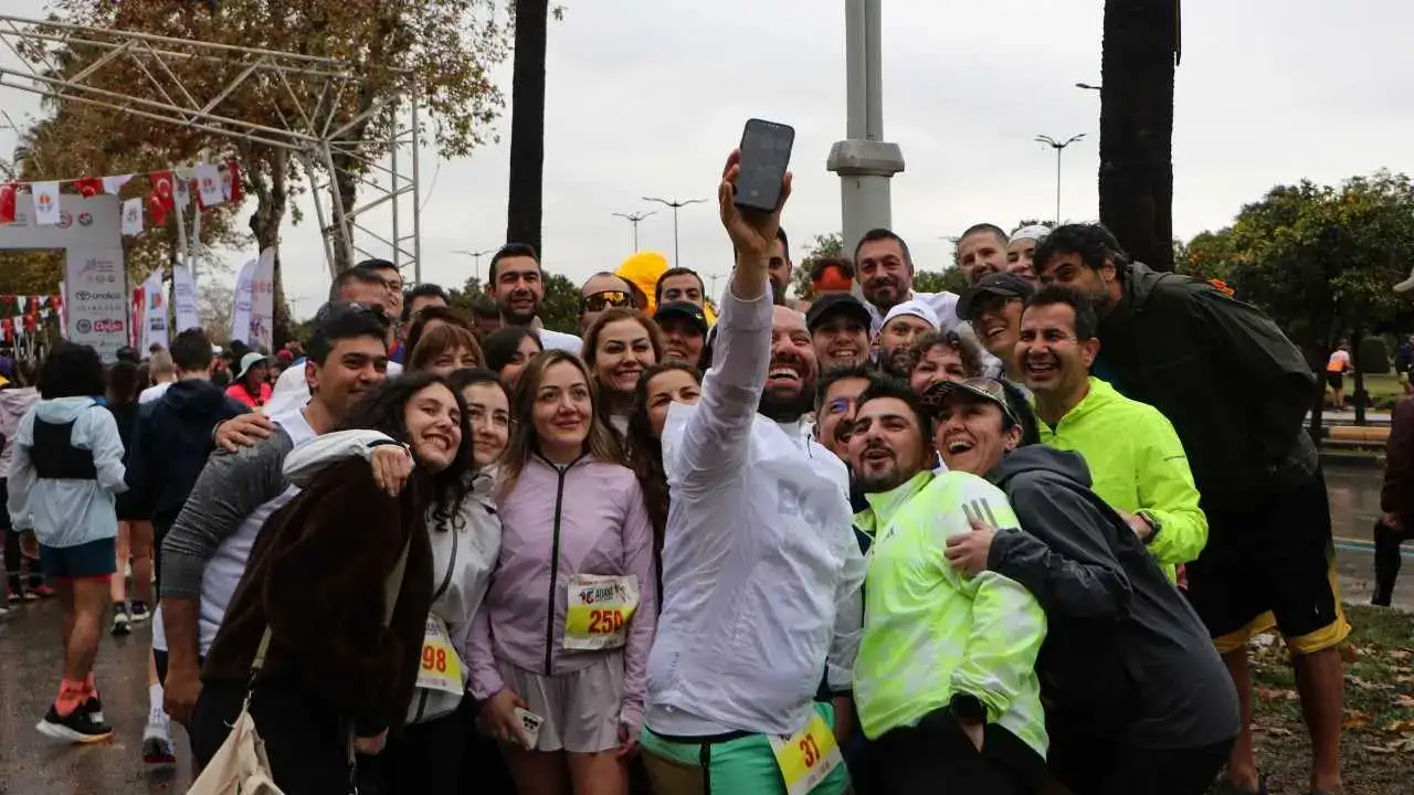 Adana’da 3 Bin Kişi Sağanak Dinlemeden Kurtuluş İçin Koştu 4